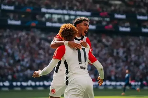 إيكيتيكي يسير على خطى مرموش.. تقارير: ليفربول يطارد نجم فرانكفورت